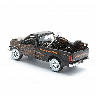 Масштабная модель автомобиля Maisto 1:24 HD Форд F-350 Супердьюти пикап (1999) с мотоциклом  (32181) black/orange