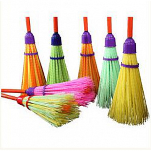 Метла синтетическая круглая с черенком