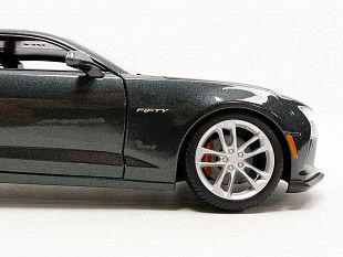 Масштабная модель автомобиля Maisto 1:18 Шевроле Камаро SS купе 2017 (31385)black/orange