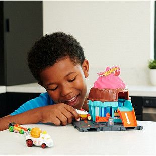 Игровой набор Hot Wheels City Downtown Ice Cream Swirl (HDR24 HTN77)