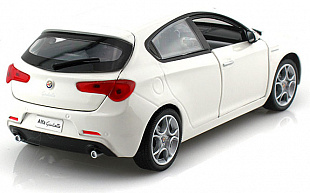Коллекционная машина Bburago 1:24 Alfa Romeo Giulietta (18-21071) white