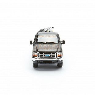 Масштабная модель автомобиля Maisto 1:24 HD Форд F-350 Супердьюти пикап (1999) с мотоциклом  (32181) black/orange