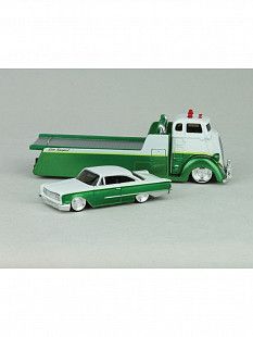 Эвакуатор игрушечный и машинка Maisto COE Flatbed & 1960 Ford Starliner (15055)