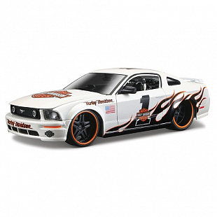 Масштабная модель автомобиля Maisto 1:24 Форд Мустанг GT (2006) (32169) white
