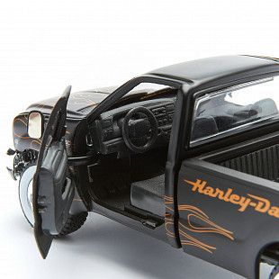 Масштабная модель автомобиля Maisto 1:24 HD Форд F-350 Супердьюти пикап (1999) с мотоциклом  (32181) black/orange