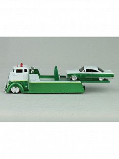 Эвакуатор игрушечный и машинка Maisto COE Flatbed & 1960 Ford Starliner (15055)