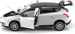 Машинка Bburago 1:24 Lancia New Delta HPE (18-21068) white