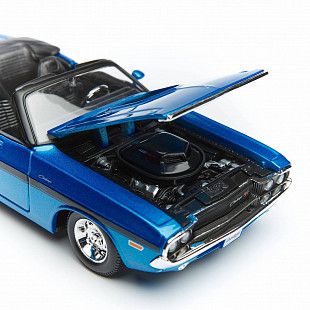 Масштабная модель автомобиля Maisto 1:24 Додж Челенджер R/T кабриолет 1970 (31264) blue