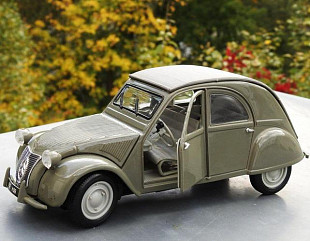 Масштабная модель автомбиля Maisto 1:18 Ситроен 2 CV (1952) (31834) licht green