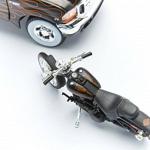 Масштабная модель автомобиля Maisto 1:24 HD Форд F-350 Супердьюти пикап (1999) с мотоциклом  (32181) black/orange
