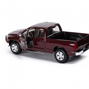 Масштабная модель автомобиля Maisto 1:24 Додж Ram Quad Cab 2002 (31963)