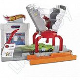Игровой набор Hot Wheels Взрыв на автозаправке (FJN34 FJN36)