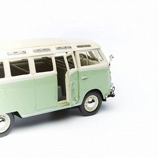 Масштабная модель автомобиля Maisto 1:25 Фольксваген Самба (31956) green/beige