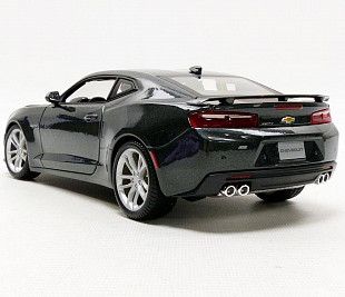 Масштабная модель автомобиля Maisto 1:18 Шевроле Камаро SS купе 2017 (31385)black/orange