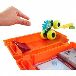 Машинка Hot Wheels Monster Trucks 1:64 Fuel N' Go Playset (HXT04)