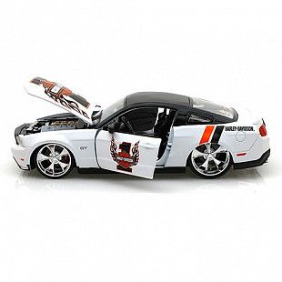 Масштабная модель автомобиля Maisto 1:24 Форд Мустанг GT серии Харлей Дэвидсон (32170) white