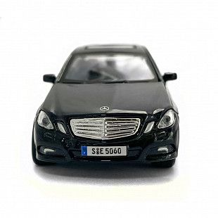 Машинка инерционная Maisto 1:40 Mercedes-Benz E-Class (21001)