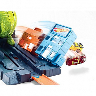 Игровой набор Hot Wheels Атака Трицератопса GBF97