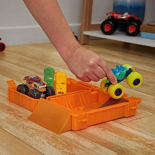 Машинка Hot Wheels Monster Trucks 1:64 Fuel N' Go Playset (HXT04)