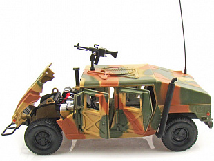 Масштабная модель автомобиля Maisto 1:18 Хаммер военный (36874) (в ассортименте)
