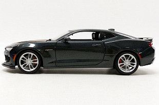 Масштабная модель автомобиля Maisto 1:18 Шевроле Камаро SS купе 2017 (31385)black/orange